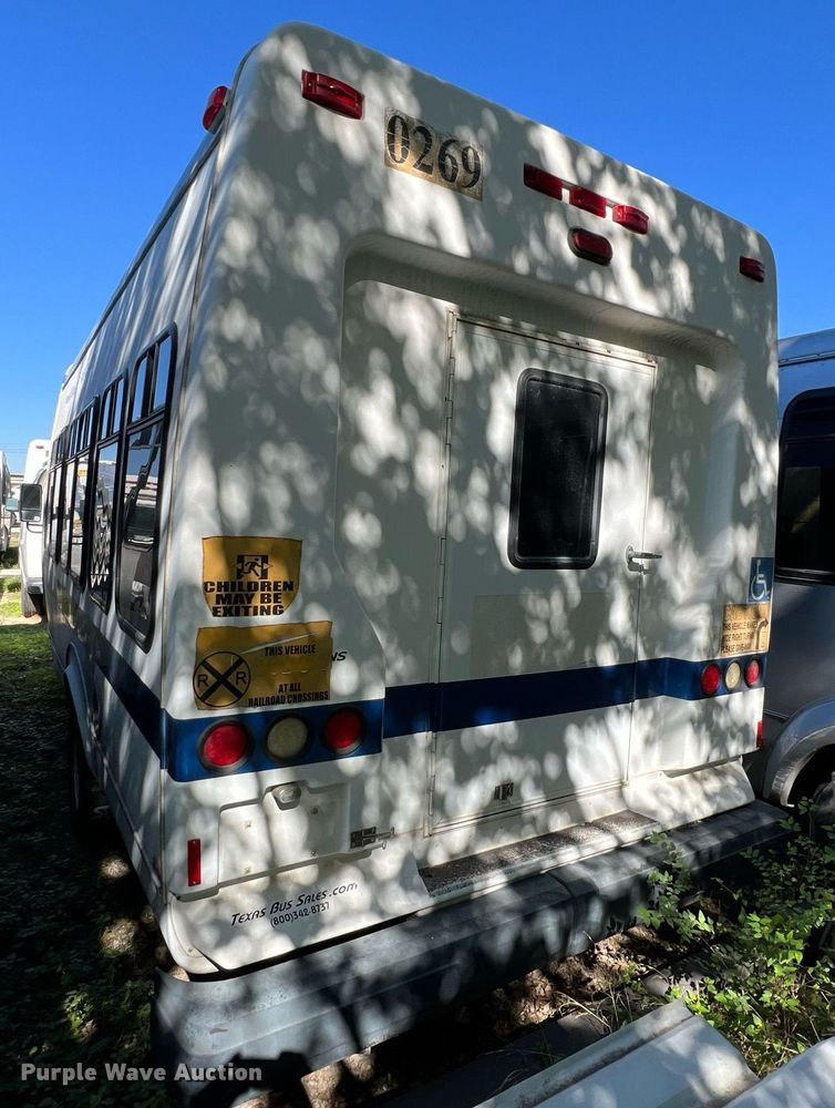 image for item DQ2306 2008 Ford E450  shuttle bus