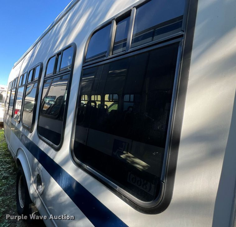 image for item DQ2306 2008 Ford E450  shuttle bus