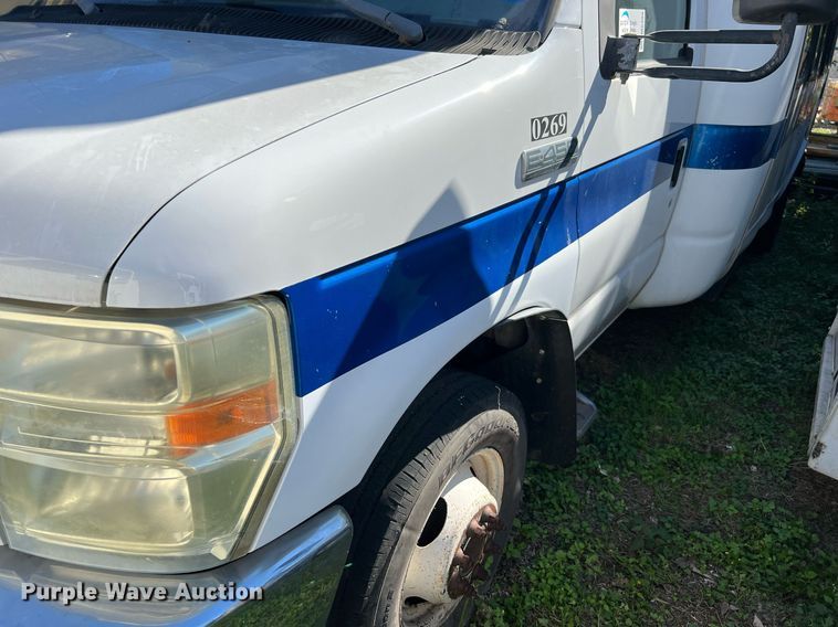 image for item DQ2306 2008 Ford E450  shuttle bus