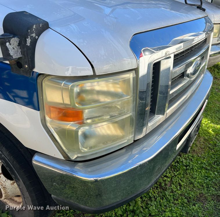 image for item DQ2306 2008 Ford E450  shuttle bus