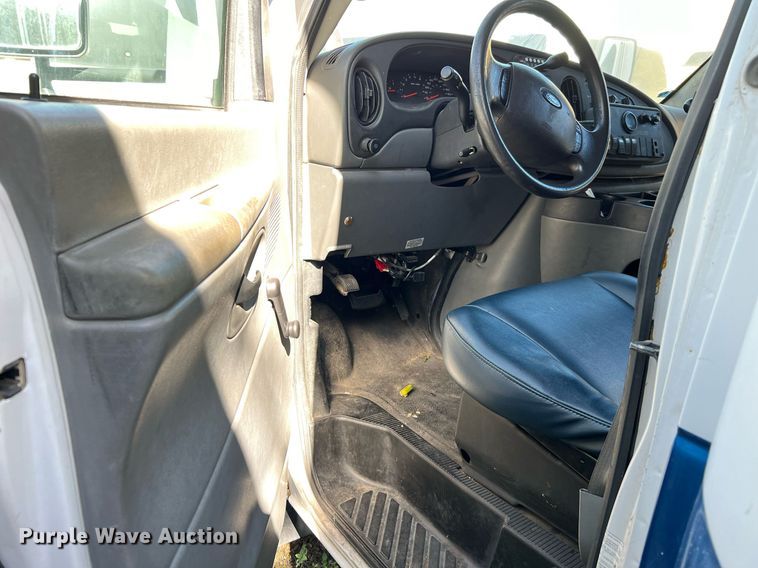 image for item DQ2306 2008 Ford E450  shuttle bus