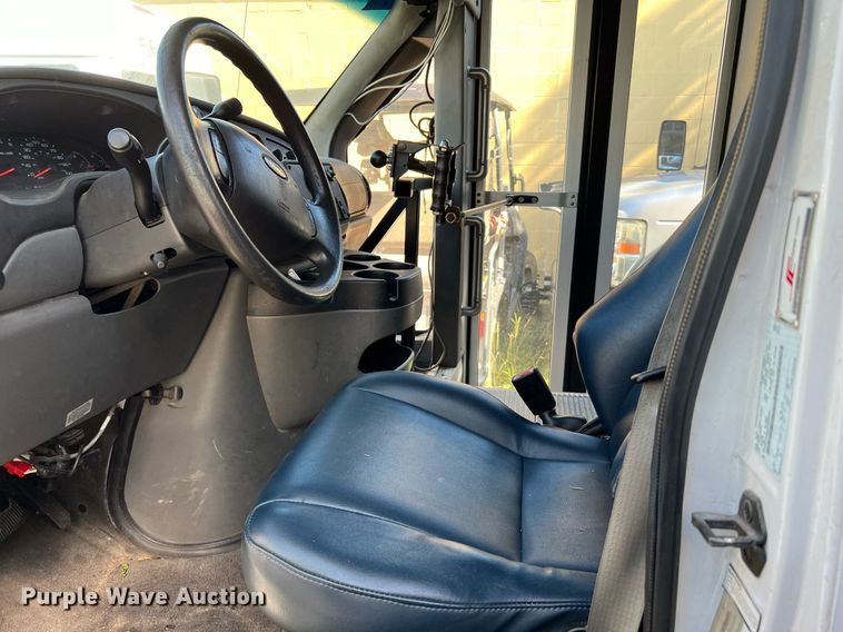 image for item DQ2306 2008 Ford E450  shuttle bus