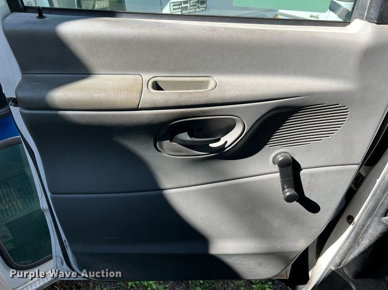 image for item DQ2306 2008 Ford E450  shuttle bus