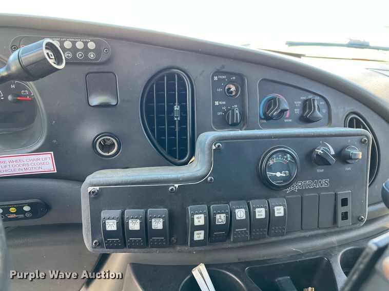 image for item DQ2306 2008 Ford E450  shuttle bus