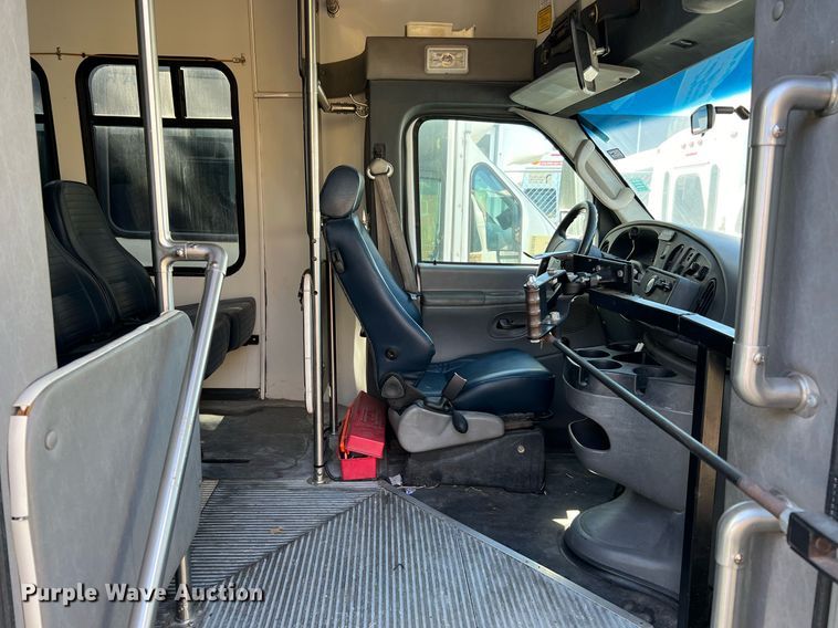 image for item DQ2306 2008 Ford E450  shuttle bus