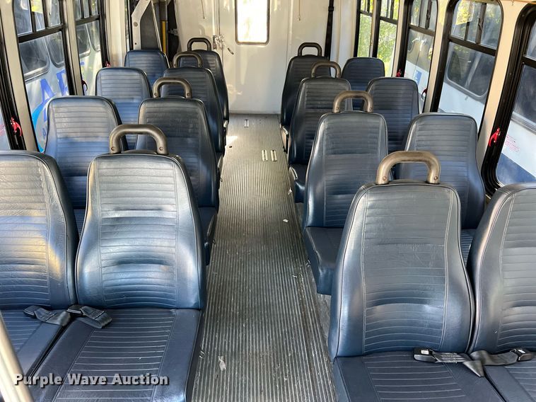 image for item DQ2306 2008 Ford E450  shuttle bus