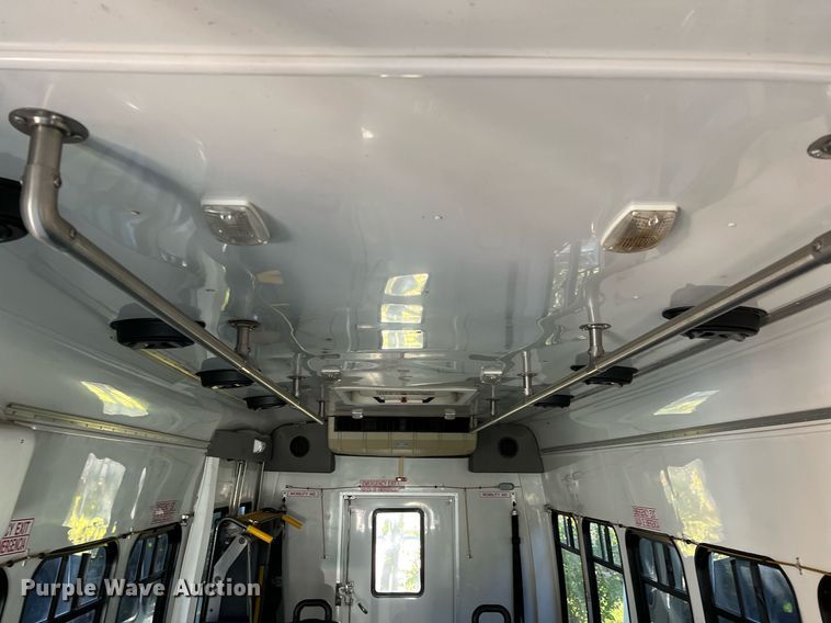 image for item DQ2306 2008 Ford E450  shuttle bus