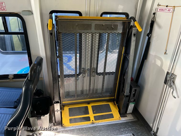 image for item DQ2306 2008 Ford E450  shuttle bus