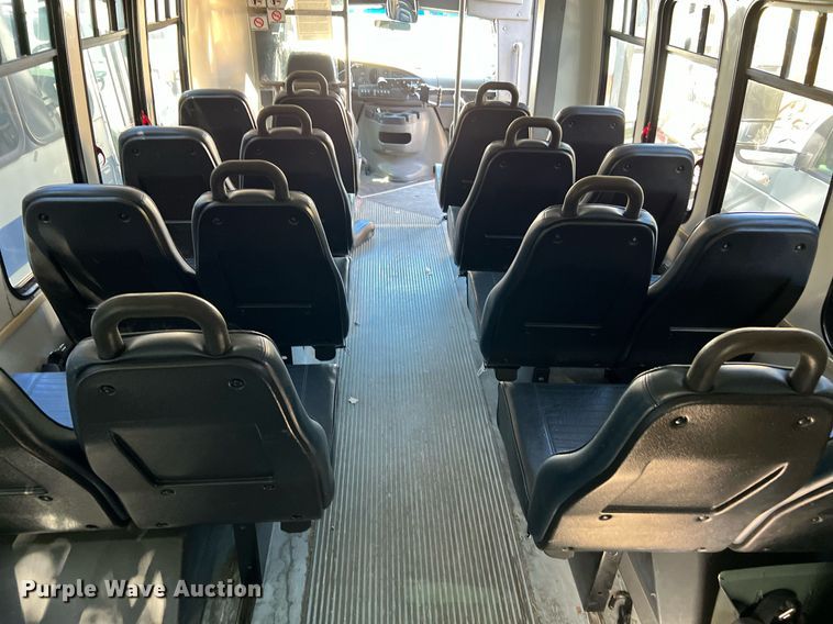 image for item DQ2306 2008 Ford E450  shuttle bus