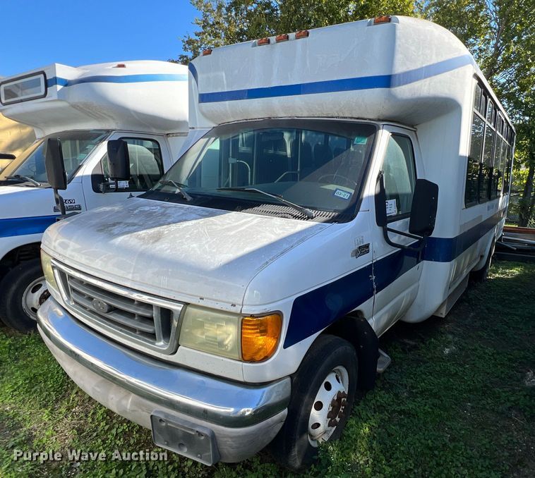 image for item DQ2307 2004 Ford E450  shuttle bus