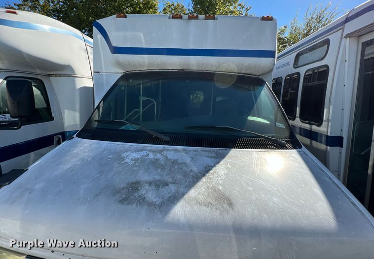 image for item DQ2307 2004 Ford E450  shuttle bus