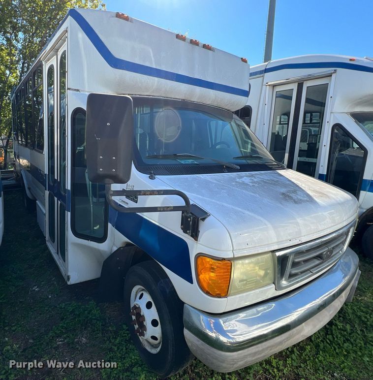 image for item DQ2307 2004 Ford E450  shuttle bus