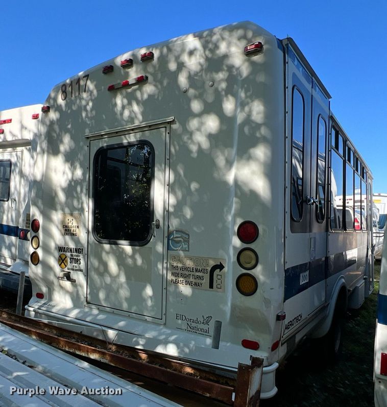 image for item DQ2307 2004 Ford E450  shuttle bus