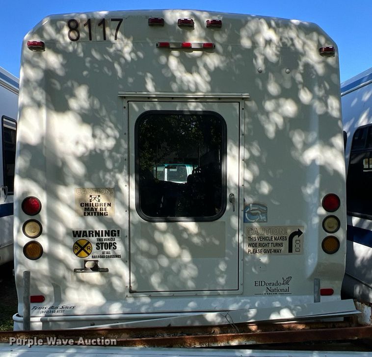 image for item DQ2307 2004 Ford E450  shuttle bus