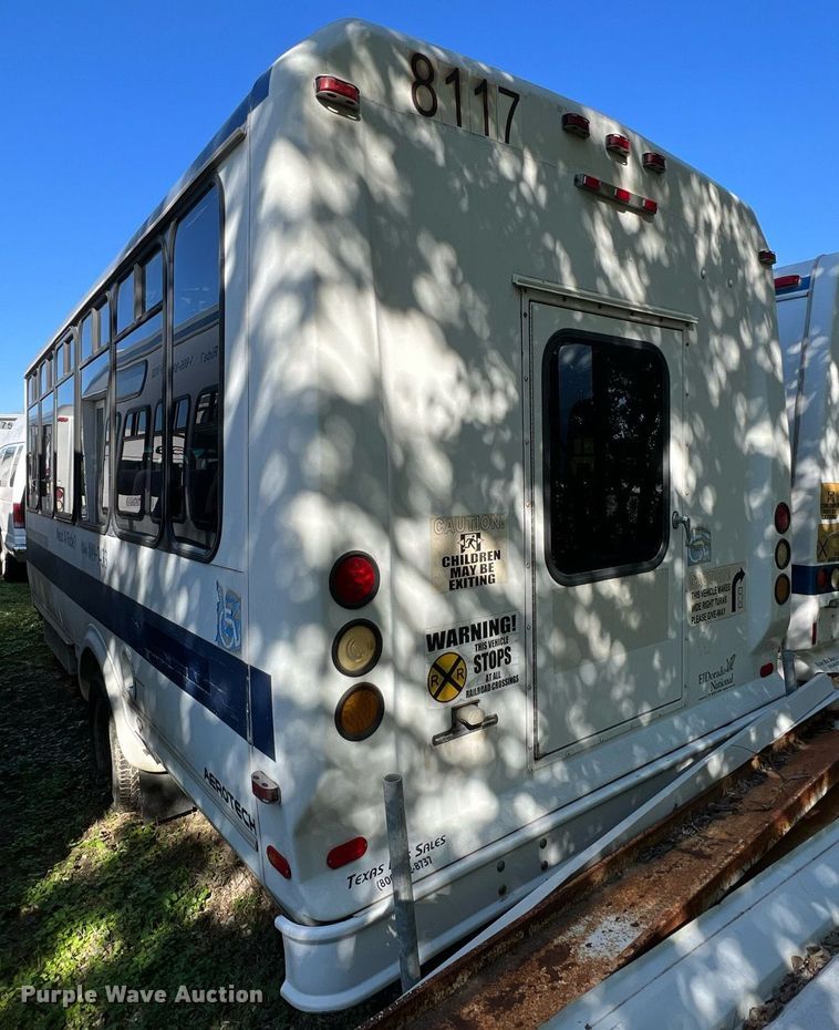 image for item DQ2307 2004 Ford E450  shuttle bus