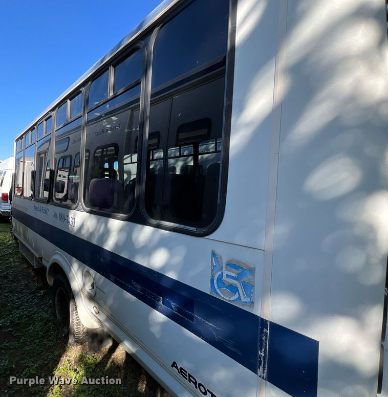 image for item DQ2307 2004 Ford E450  shuttle bus