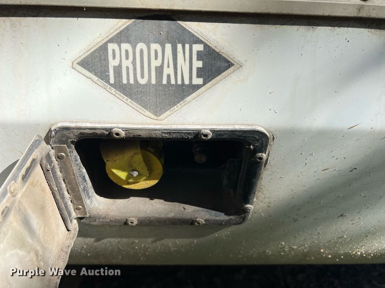 image for item DQ2307 2004 Ford E450  shuttle bus