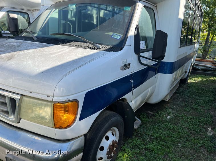 image for item DQ2307 2004 Ford E450  shuttle bus