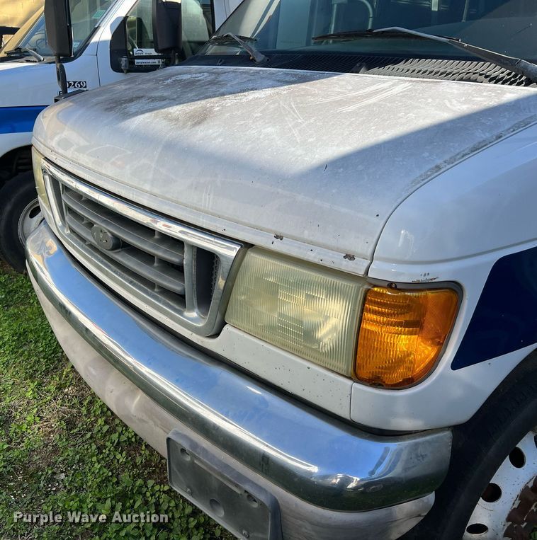 image for item DQ2307 2004 Ford E450  shuttle bus