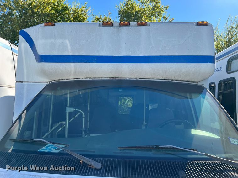 image for item DQ2307 2004 Ford E450  shuttle bus