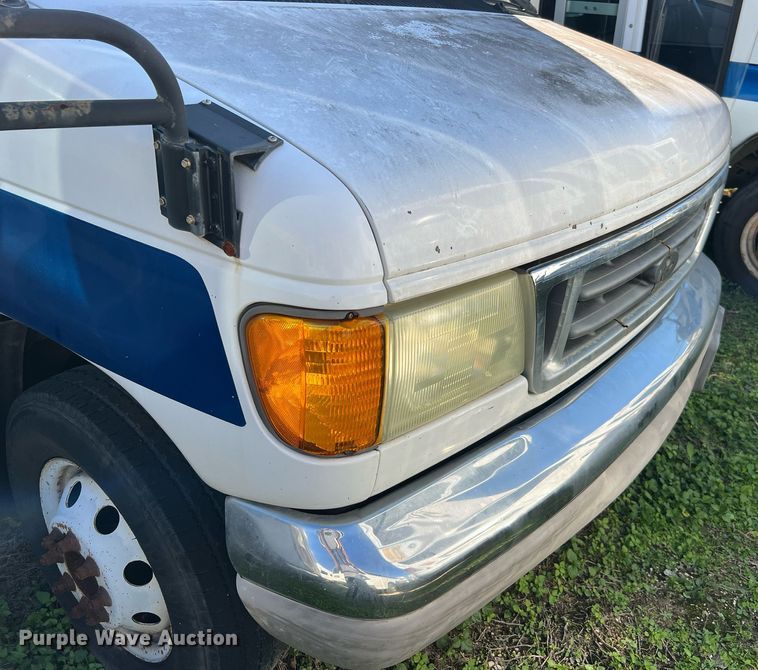 image for item DQ2307 2004 Ford E450  shuttle bus
