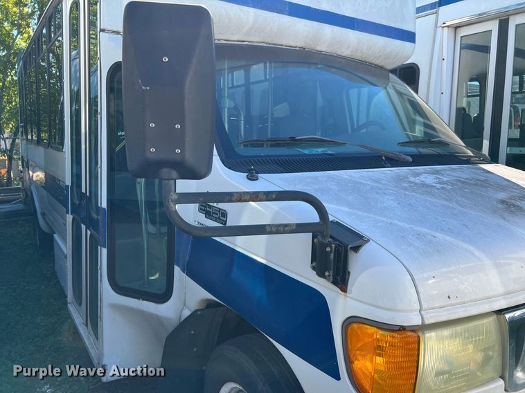 image for item DQ2307 2004 Ford E450  shuttle bus