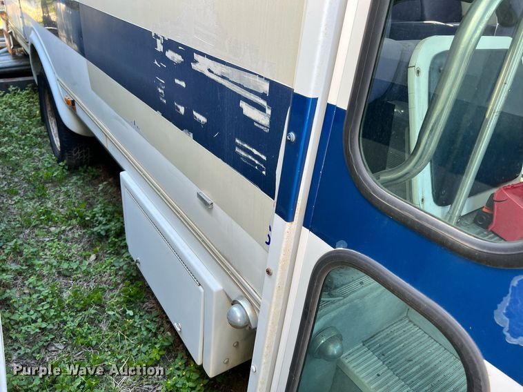image for item DQ2307 2004 Ford E450  shuttle bus