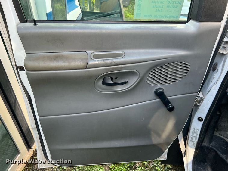 image for item DQ2307 2004 Ford E450  shuttle bus