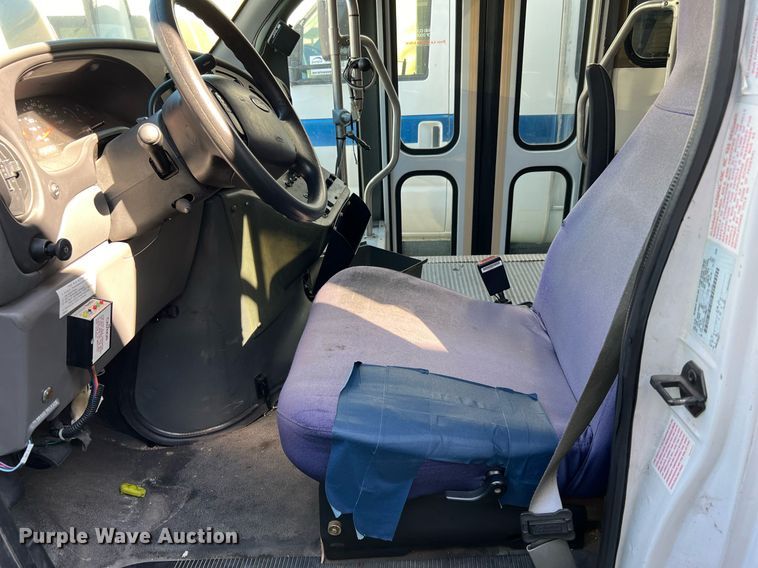 image for item DQ2307 2004 Ford E450  shuttle bus