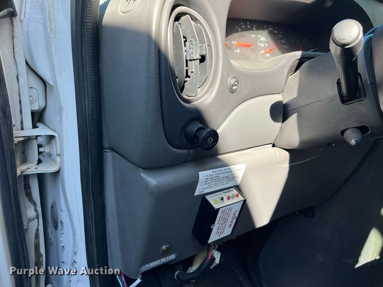 image for item DQ2307 2004 Ford E450  shuttle bus