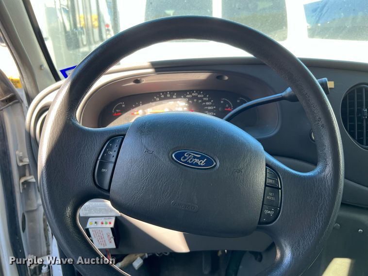 image for item DQ2307 2004 Ford E450  shuttle bus