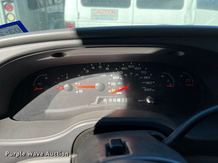 image for item DQ2307 2004 Ford E450  shuttle bus