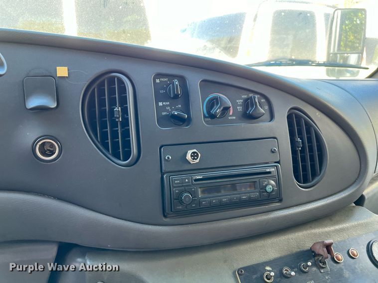 image for item DQ2307 2004 Ford E450  shuttle bus