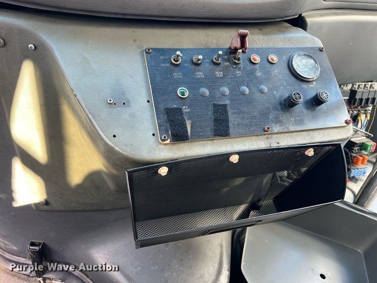 image for item DQ2307 2004 Ford E450  shuttle bus