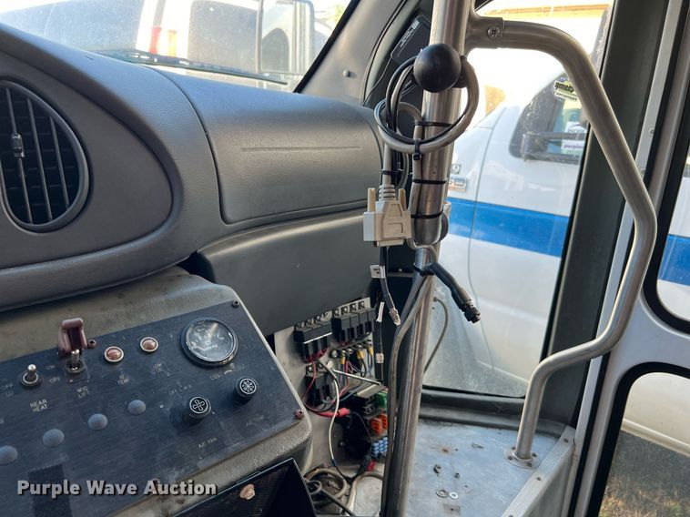image for item DQ2307 2004 Ford E450  shuttle bus