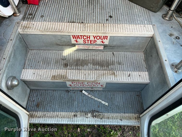 image for item DQ2307 2004 Ford E450  shuttle bus