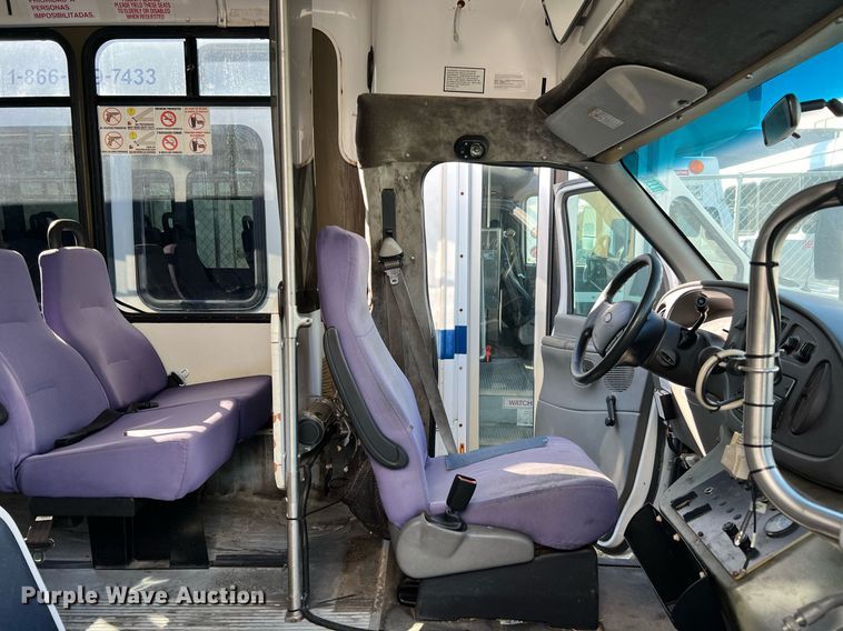image for item DQ2307 2004 Ford E450  shuttle bus