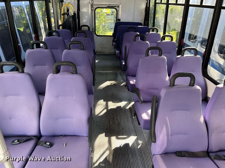 image for item DQ2307 2004 Ford E450  shuttle bus