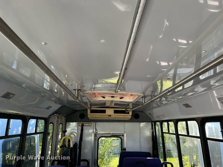 image for item DQ2307 2004 Ford E450  shuttle bus