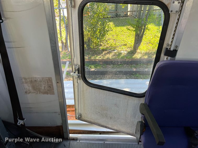 image for item DQ2307 2004 Ford E450  shuttle bus