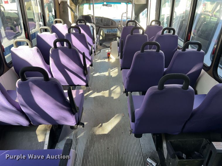 image for item DQ2307 2004 Ford E450  shuttle bus