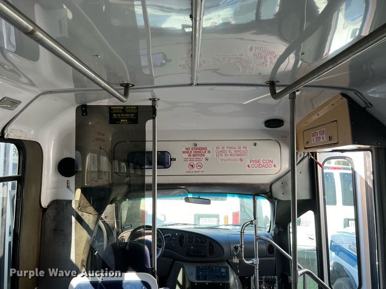 image for item DQ2307 2004 Ford E450  shuttle bus