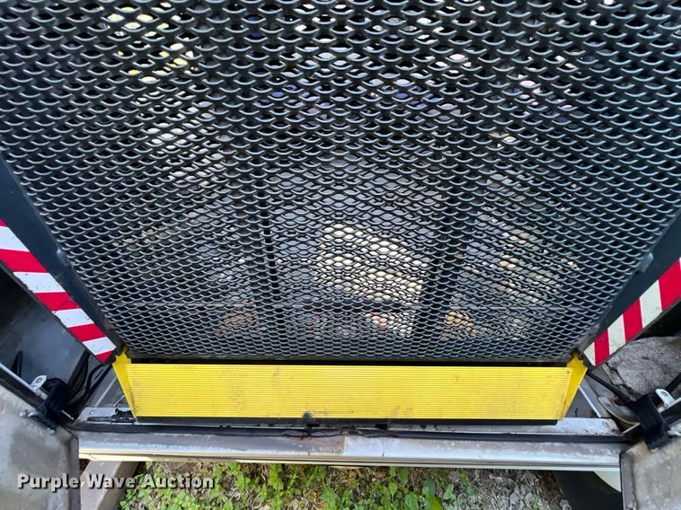 image for item DQ2307 2004 Ford E450  shuttle bus