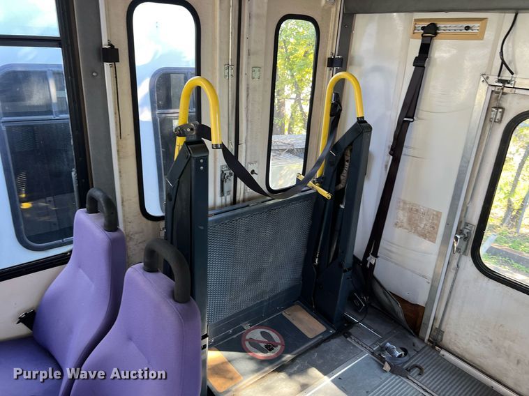 image for item DQ2307 2004 Ford E450  shuttle bus