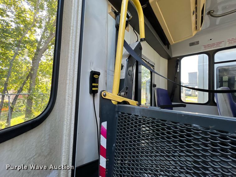 image for item DQ2307 2004 Ford E450  shuttle bus