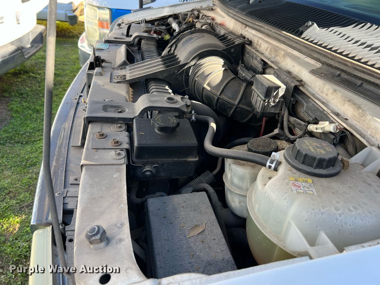 image for item DQ2307 2004 Ford E450  shuttle bus