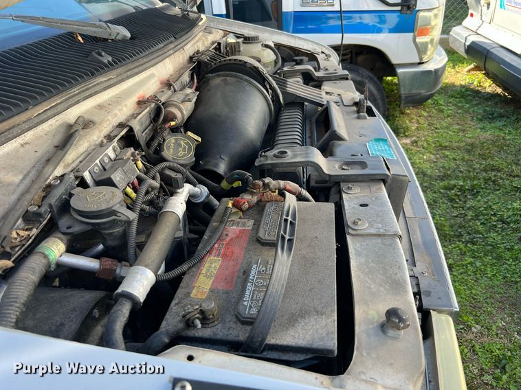 image for item DQ2307 2004 Ford E450  shuttle bus