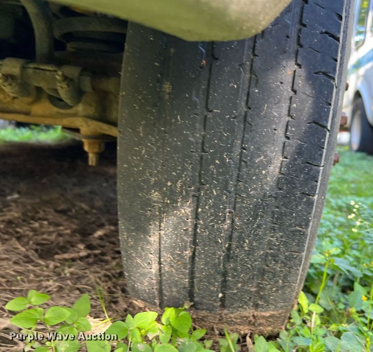 image for item DQ2307 2004 Ford E450  shuttle bus