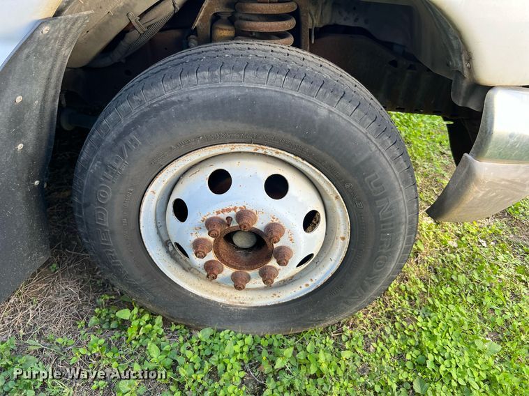 image for item DQ2307 2004 Ford E450  shuttle bus