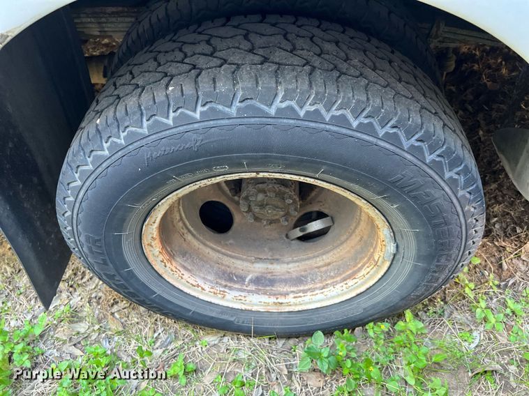 image for item DQ2307 2004 Ford E450  shuttle bus